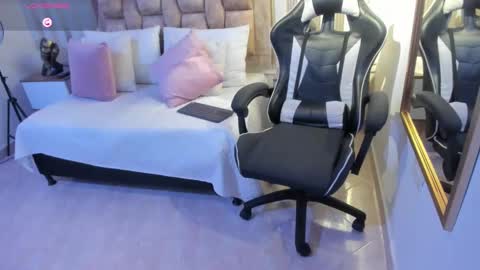 Snapshot of avis_lara chatting on January 2025 01:56:01 AM AVIS online show from January 2025 01:56:01 AM