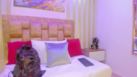 Snapshot of avis_lara chatting on October 2025 04:24:02 AM AVIS online show from October 2025 04:24:02 AM