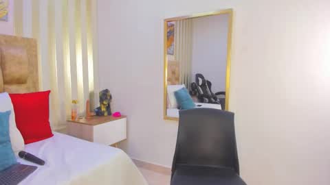 Snapshot of avis_lara chatting on November 2025 06:18:01 PM AVIS online show from November 2025 06:18:01 PM