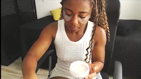 Snapshot of avis_lara chatting on November 2025 04:49:01 PM AVIS online show from November 2025 04:49:01 PM