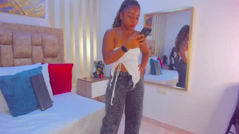 Snapshot of avis_lara chatting on November 2025 06:19:02 PM AVIS online show from November 2025 06:19:02 PM