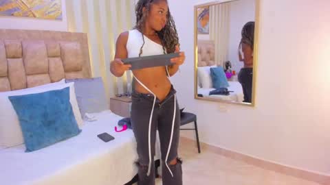 Snapshot of avis_lara chatting on November 2025 08:20:01 PM AVIS online show from November 2025 08:20:01 PM