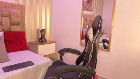 Snapshot of avis_lara chatting on November 2025 05:36:02 PM AVIS online show from November 2025 05:36:02 PM