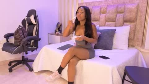 Snapshot of avis_lara chatting on November 2025 08:23:02 PM AVIS online show from November 2025 08:23:02 PM