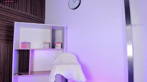 axel_grey_ online show from November 2025 01:00:02 PM