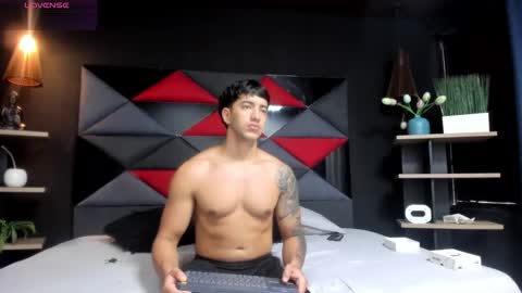 Snapshot of axel_hendrick chatting on March 2026 12:33:02 PM axel_hendrick online show from March 2026 12:33:02 PM