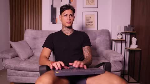 Agustin online show from October 2025 12:06:01 AM