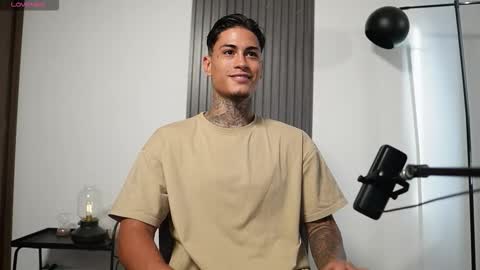 Agustin online show from November 2025 08:53:02 PM