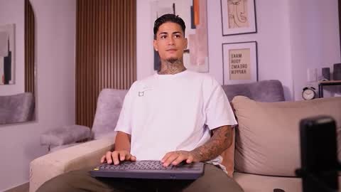 Agustin online show from November 2025 03:57:01 PM