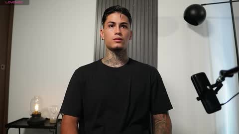 Agustin online show from November 2025 07:47:01 PM