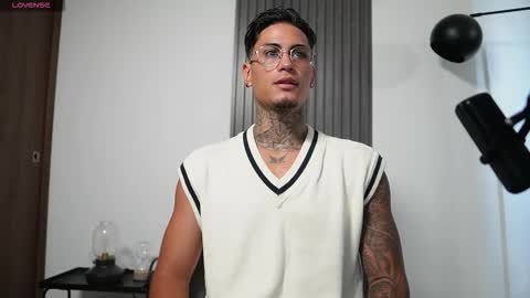 Agustin online show from November 2025 07:14:01 PM