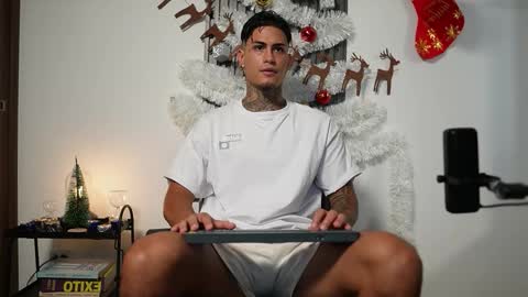 Agustin online show from November 2025 09:14:02 PM