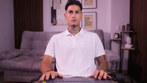 Agustin online show from November 2025 08:05:01 PM