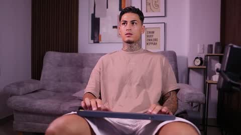 Agustin online show from November 2025 11:10:02 PM