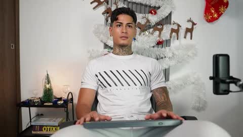 Agustin online show from November 2025 08:35:02 PM