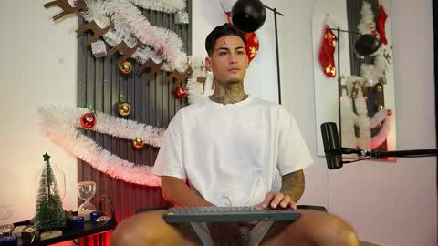 Agustin online show from November 2025 09:15:02 PM