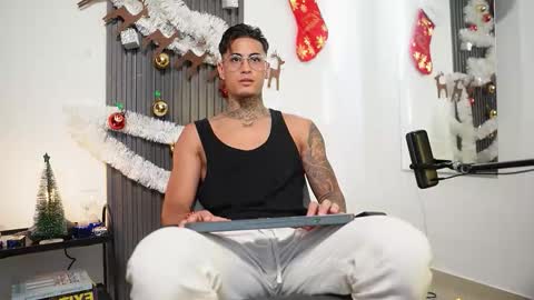 Agustin online show from November 2025 09:47:02 PM