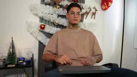 Agustin online show from November 2025 08:44:01 PM