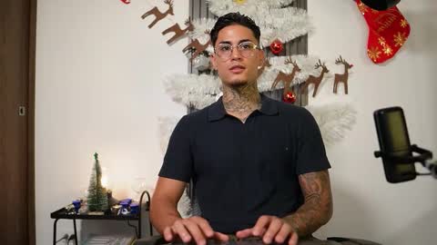 Agustin online show from December 2025 11:11:01 PM