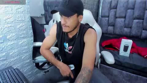 Snapshot of axell_cross2 chatting on February 2025 10:52:02 PM Axell Cross2 online show from February 2025 10:52:02 PM