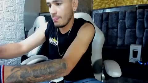 Snapshot of axell_cross2 chatting on March 2025 06:16:02 AM Axell Cross2 online show from March 2025 06:16:02 AM