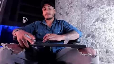 Snapshot of axell_cross2 chatting on November 2025 06:42:02 PM Axell Cross2 online show from November 2025 06:42:02 PM