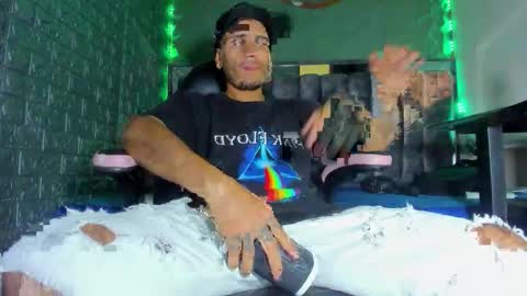 Snapshot of axell_cross2 chatting on February 2026 02:38:02 PM Axell Cross2 online show from February 2026 02:38:02 PM