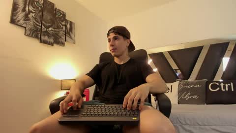 axelmartinezz online show from April 2026 08:50:01 PM