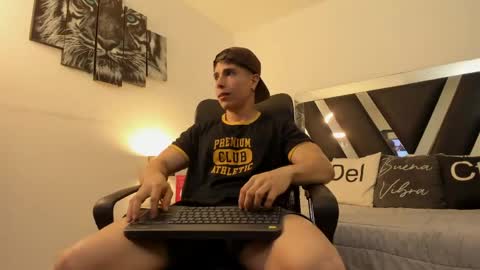 axelmartinezz online show from April 2026 08:43:02 PM