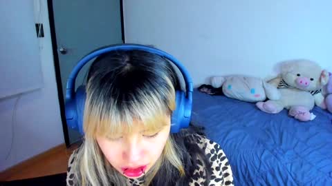 Azu Moure online show from January 2025 09:43:02 AM