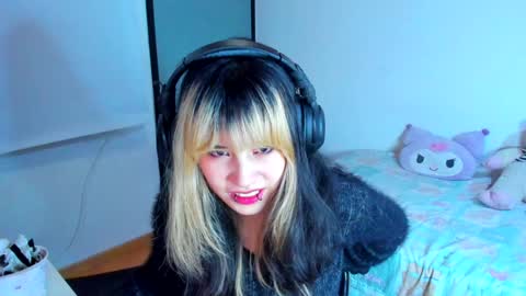 Azu Moure online show from January 2025 08:47:02 AM