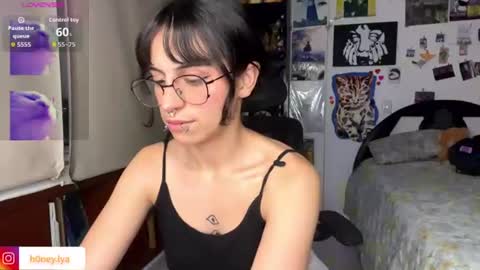 Snapshot of b0nnie_h0ney chatting on June 2026 01:54:01 AM Lyanna online show from June 2026 01:54:01 AM