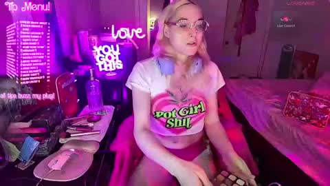 Snapshot of bambibimbosparkles chatting on May 2026 03:12:01 AM Bambi Sparkles TS online show from May 2026 03:12:01 AM