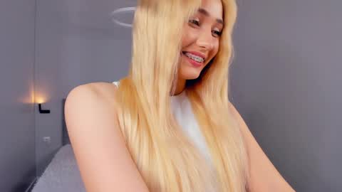 Mia online show from May 2026 03:39:02 PM