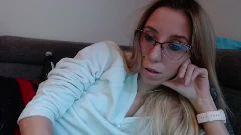 Snapshot of barelylegalblondy chatting on April 2026 05:28:01 PM Lena online show from April 2026 05:28:01 PM
