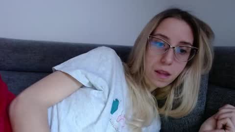Snapshot of barelylegalblondy chatting on April 2026 07:11:02 AM Lena online show from April 2026 07:11:02 AM