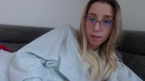 Snapshot of barelylegalblondy chatting on April 2026 05:00:02 PM Lena online show from April 2026 05:00:02 PM