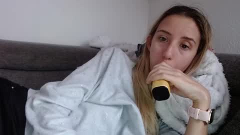 Snapshot of barelylegalblondy chatting on May 2026 08:19:01 AM Lena online show from May 2026 08:19:01 AM