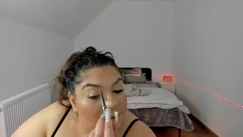 EvaEmi online show from October 2025 02:32:02 PM