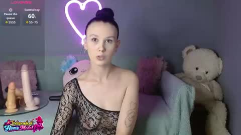 Snapshot of bea_doll chatting on June 2026 02:18:02 AM Bea online show from June 2026 02:18:02 AM