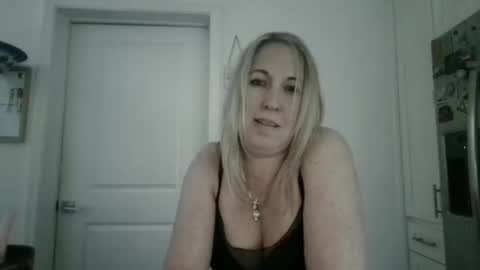 Snapshot of beach_bunny69 chatting on February 2026 08:57:02 AM Emma online show from February 2026 08:57:02 AM