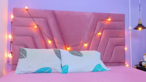 Snapshot of beautifulskinny18 chatting on November 2025 08:02:02 PM Shalom online show from November 2025 08:02:02 PM