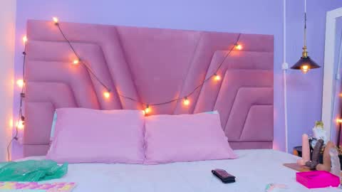 Snapshot of beautifulskinny18 chatting on November 2025 08:30:01 PM Shalom online show from November 2025 08:30:01 PM