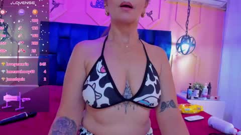 Snapshot of beauty_milf4 chatting on January 2025 06:05:01 PM Chantall online show from January 2025 06:05:01 PM