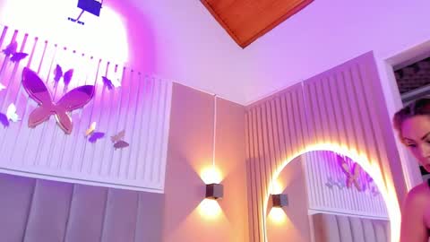 Snapshot of beauty_milf4 chatting on January 2025 11:07:01 PM Chantall online show from January 2025 11:07:01 PM