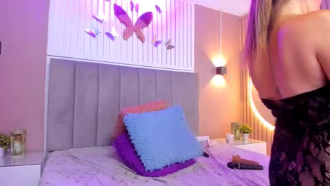 Snapshot of beauty_milf4 chatting on January 2025 02:02:01 AM Chantall online show from January 2025 02:02:01 AM