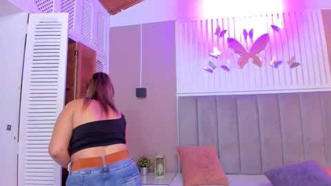 Snapshot of beauty_milf4 chatting on February 2025 02:45:01 AM Chantall online show from February 2025 02:45:01 AM