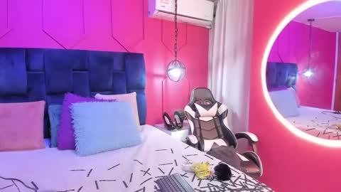 Snapshot of beauty_milf4 chatting on September 2025 11:31:02 AM Chantall online show from September 2025 11:31:02 AM