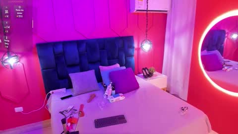 Snapshot of beauty_milf4 chatting on October 2025 11:33:01 AM Chantall online show from October 2025 11:33:01 AM