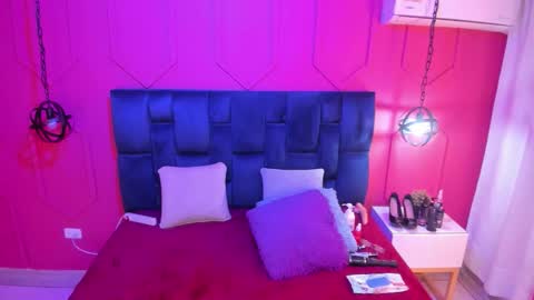 Snapshot of beauty_milf4 chatting on November 2025 11:21:02 AM Chantall online show from November 2025 11:21:02 AM